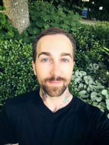 The-best-tarot-reader-in-the-world-Chris-Bennett-a-psychic-medium-based-in-Canada-doing-online-readings-only-scaled